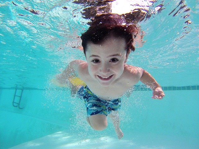 Enfant qui nage